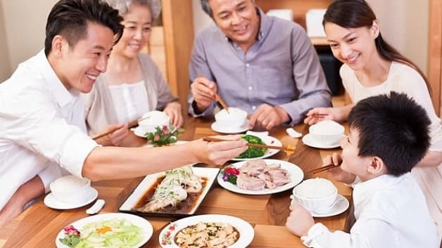Trẻ 1 tuổi biếng ăn phải làm sao- Tạo không khí vui vẻ trong bữa ăn