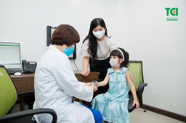 Trẻ bị sốt phát ban tắm lá gì - Đưa trẻ đến bệnh viện khám bệnh sốt phát ban