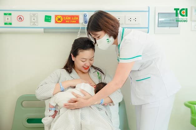 Trẻ sơ sinh bị đi ngoài phải làm sao là thắc mắc của nhiều bậc phụ huynh