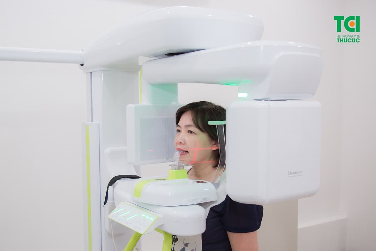 Chụp XQuang răng cho khách hàng thực hiện trồng răng Implant tại BV ĐKQT Thu Cúc