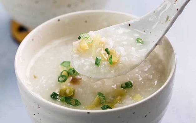 Khi bị viêm họng, niêm mạc họng của người bệnh đang chịu sự tổn thương lớn nên những món mềm, dễ nuốt như cháo, súp, canh hầm rau củ các loại... sẽ là sự lựa chọn hàng đầu.