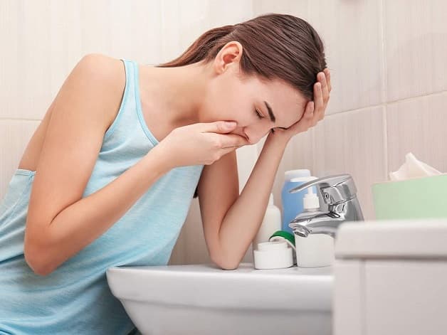 Hay ốm nghén và nôn ói cũng là nguyên nhân gây viêm lợi có mủ khi mang thai