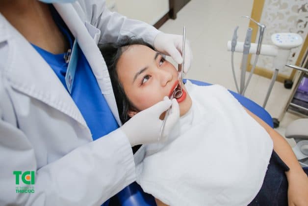 bác sĩ sẽ vệ sinh sạch sẽ răng miệng cho bệnh nhân để đảm bảo việc gắn mắc cài được diễn ra thuận lợi