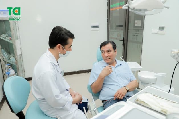 Ở các cơ sở nha khoa uy tín, bác sĩ sẽ thăm khám kỹ lưỡng để xem bệnh nhân có thuộc đối tượng nhổ răng khôn không