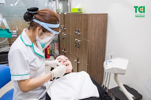 Sau khoảng 3 tháng niềng răng, bệnh nhân sẽ được tái khám với tần suất khá dày để kiểm tra sự dịch chuyển của răng