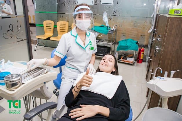 Bạn cần tái khám răng miệng tối thiểu 6 tháng/lần để kiểm tra tình trạng răng sứ cũng như sức khoẻ răng miệng tổng quan