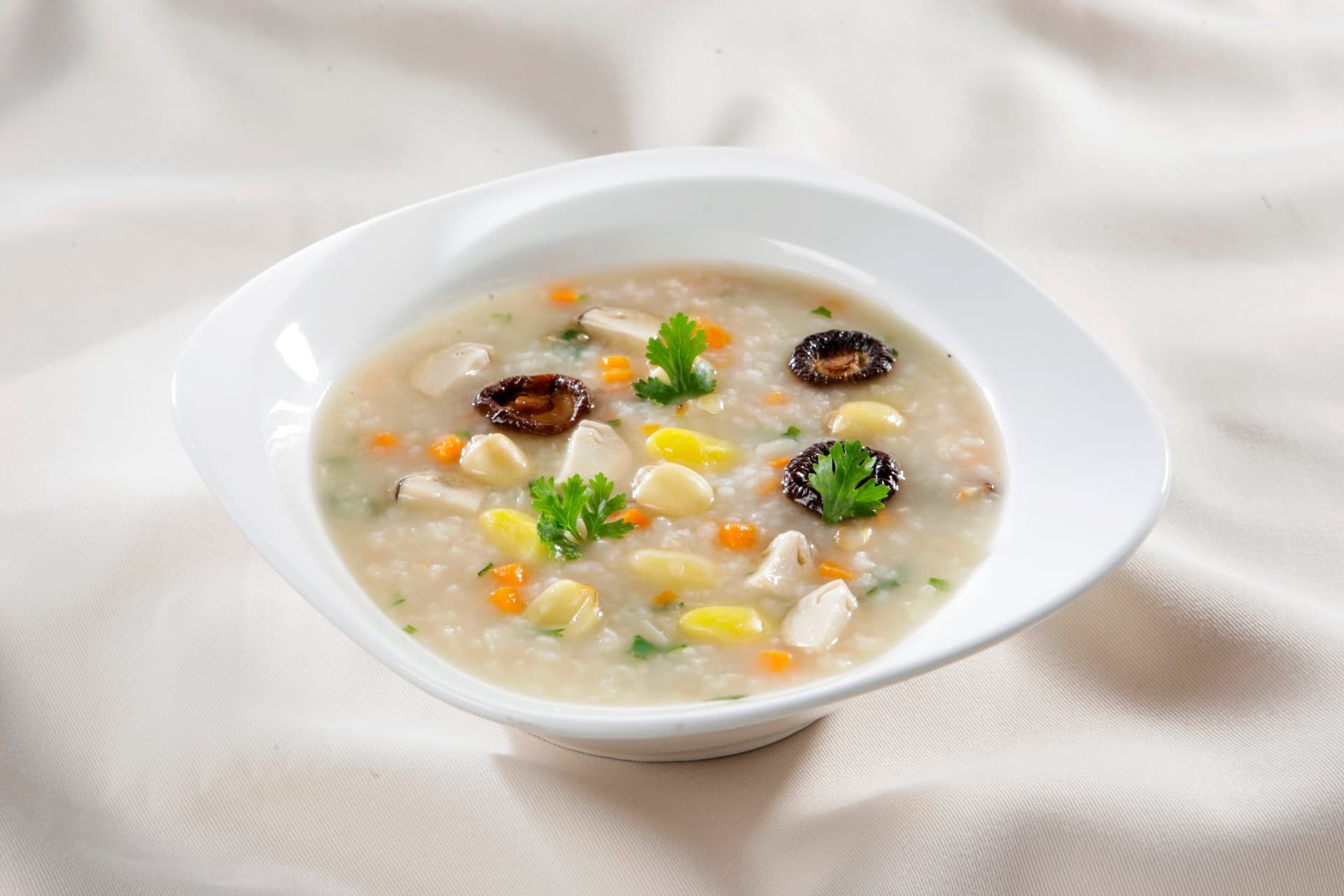 Cho trẻ ăn đồ ăn mềm, dễ tiêu, với trẻ bú mẹ cần tích cực cho bé bú