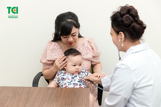 Bố mẹ nên cho trẻ đi khám dinh dưỡng để cải thiện tình trạng biếng ăn của con