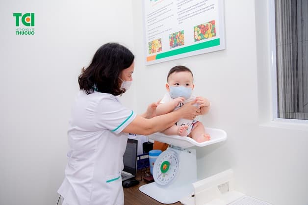 Bố mẹ nên cho trẻ đi khám dinh dưỡng khi con biếng ăn