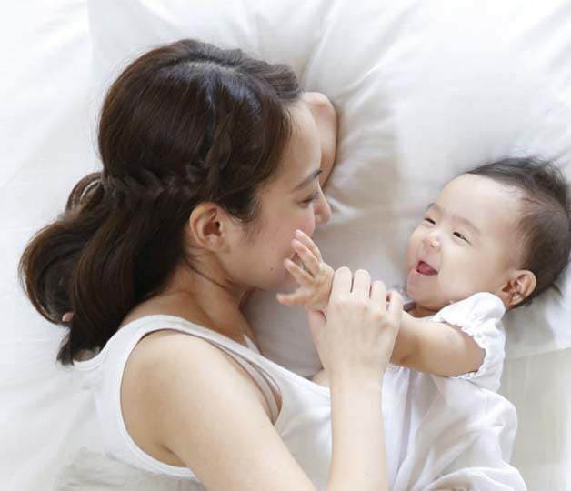 Bố mẹ nên âu yếm và gần gũi với trẻ hơn