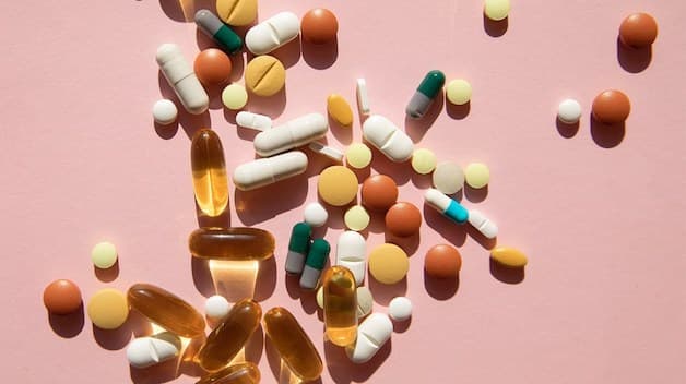 Khi có thể không được cung cấp đủ các khoáng chất như kẽm, sắt, axit folic hay các loại vitamin như B9, B12, C... đều có thể gây ra nhiệt miệng.