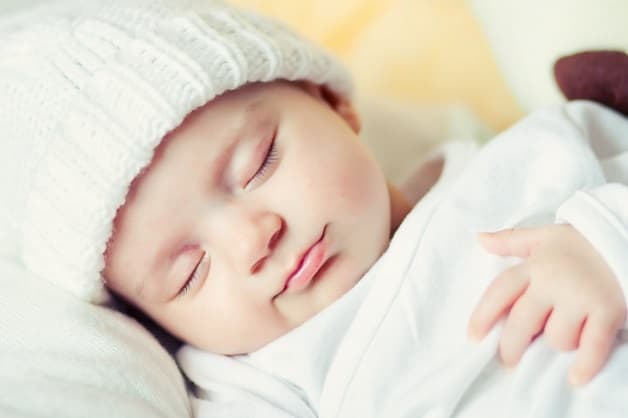 Cách trị viêm họng cho bé - Chú ý giữ ấm cho bé vào mùa đông