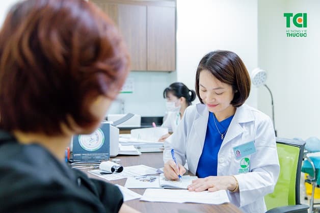 Chị em nên đi khám bác sĩ để biết được khi nào phải phẫu thuật cắt bỏ u xơ tử cung