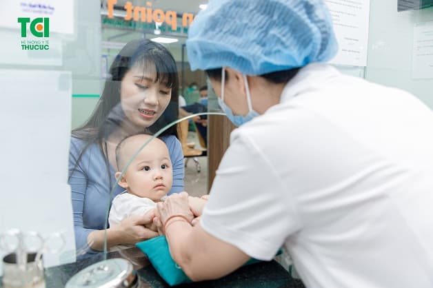 Bố mẹ cần cho trẻ nhập viện kịp thời khi con có dấu hiệu sốt phát ban