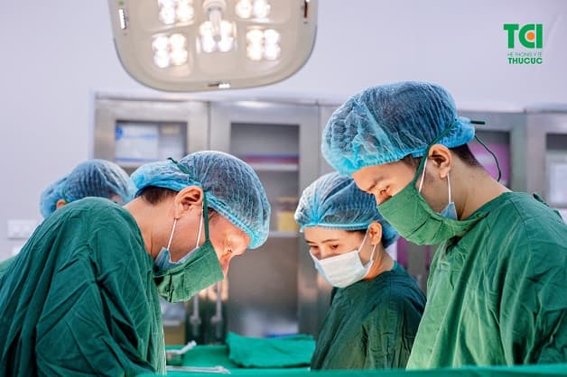 Điều trị ngoài khoa được áp dụng khi việc điều trị bằng nội khoa chữa tắc vòi trứng không mang lại hiệu quả