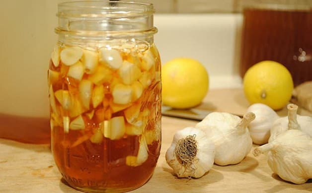 Tỏi chưng mật ong là bài thuốc phổ biến dùng để chữa viêm thanh quản với tác dụng khả năng ngăn ngừa và tiêu diệt vi khuẩn, virus, làm dịu cổ họng