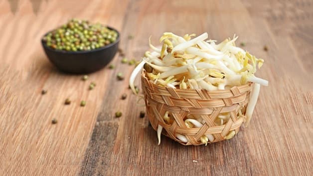 sử dụng xay giá đỗ chín với gừng tươi cùng muối sau đó lọc lấy nước, uống từ từ từng ngụm để giúp cổ họng dễ chịu hơn, giảm bớt các triệu chứng của viêm thanh quản gây ra.