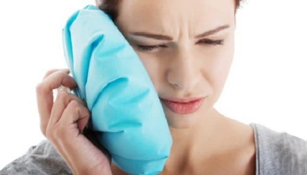 Khi có biểu hiện sưng nề, bệnh nhân nên chườm đá lên mặt để giúp giảm sưng tấy