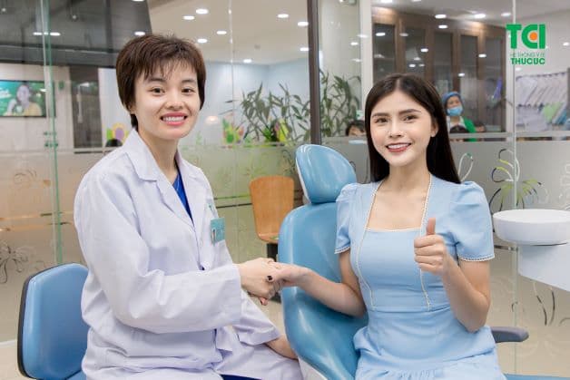 Sau khi thực hiện dán răng sứ, người bệnh nên tái khám định kỳ từ 3 – 6 tháng tùy vào tình trạng răng.