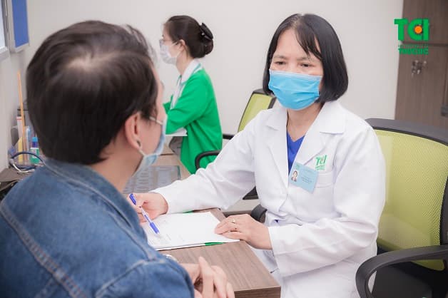 Điều trị với bác sĩ chuyên khoa Nội thần kinh có thể giúp cải thiện tình trạng đau đầu sau khi ngủ dậy