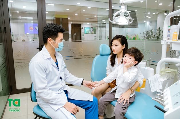 Khi trẻ có dấu hiệu sâu răng, cần đưa trẻ đến thăm khám và điều trị sớm để tránh tình trạng sâu răng nặng hơn