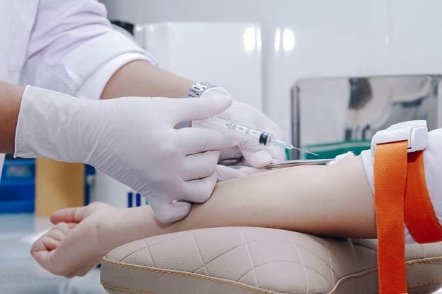 Trước khi xét nghiệm máu để kiểm tra tuyến giáp, bạn cần nhịn ăn