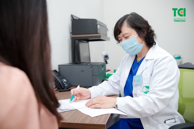 Thăm khám phụ khoa định kỳ là một trong những biện pháp phòng ngừa tình trạng mụn rộp hiệu quả