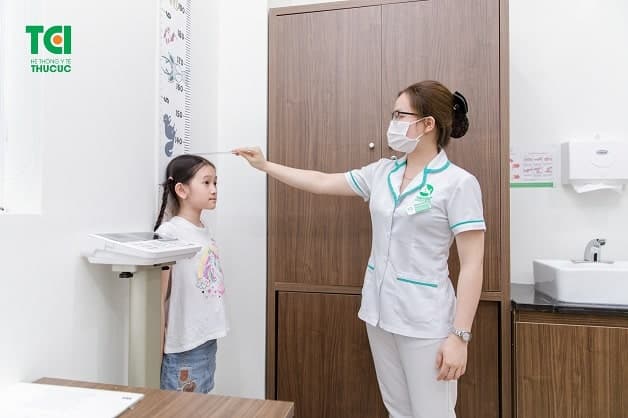phòng khám tư vấn dinh dưỡng - Đo chiều cao cho bé