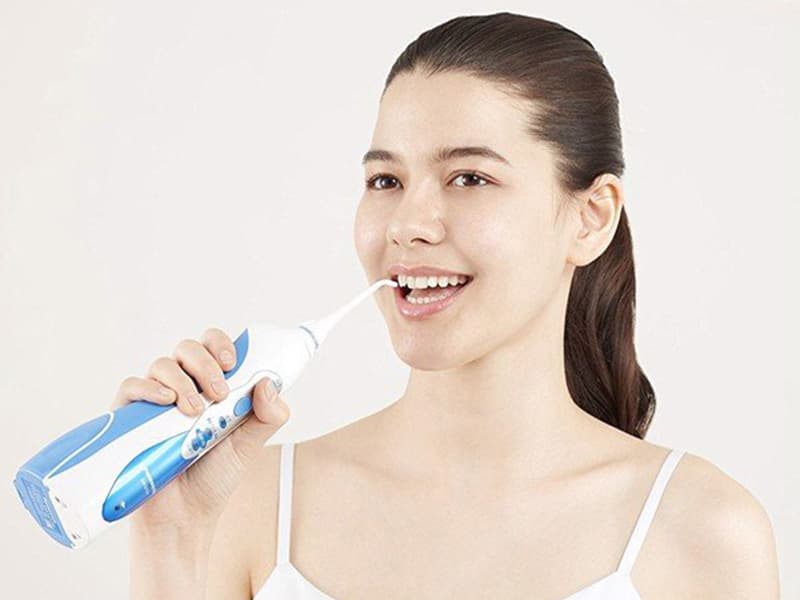 Tăm nước là một phương pháp vệ sinh răng miệng hiện đại, giúp vệ sinh răng miệng triệt để