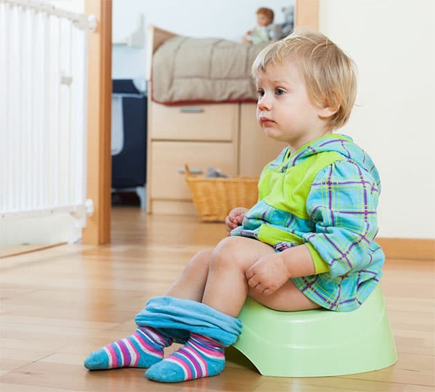 Táo bón ở trẻ em là tình trạng trẻ đi đại tiện không thường xuyên kèm theo phân quá ít, rắn, khô.