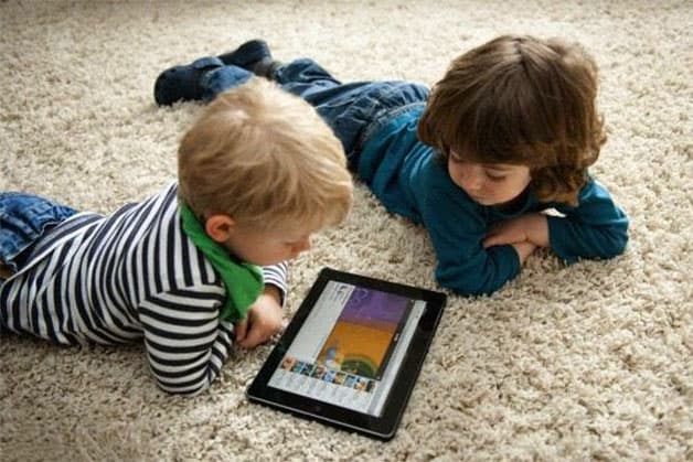 Trẻ em thường tiếp xúc nhiều với các thiết bị điện tử, lười vận động là nguyên nhân dẫn đến táo bón cho trẻ.