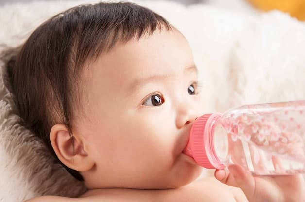 Trẻ bị viêm phế quản nên uống nhiều nước