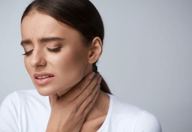 Viêm họng mãn tính là tình trạng vùng cổ họng bị viêm nhiễm kéo dài dai dẳng, trên một tuần.