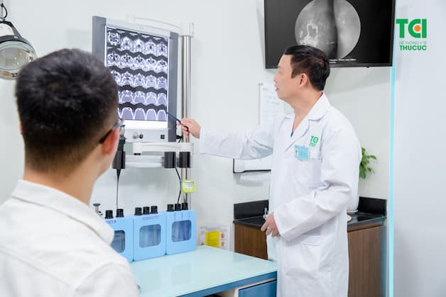 Các bệnh lý tai mũi họng như viêm amidan hoặc viêm xoang mãn tính cũng là nguyên nhân gây viêm họng mãn tính.