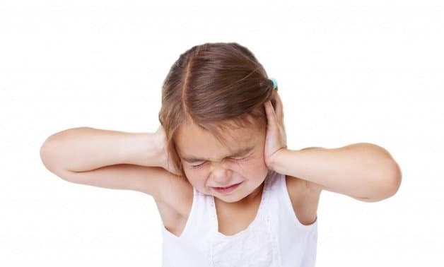 Một trong những biến chứng khi trẻ bị viêm VA là nguy cơ viêm tai giữa mủ, viêm tai giữa cấp, thủng màng nhĩ và thậm chí là suy giảm thính lực.