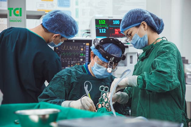 Bác sĩ Dương Văn Tiến - Trưởng Khoa Tai Mũi Họng - Bệnh viện ĐKQT Thu Cúc đang thực hiện nạo VA cho một bệnh nhi bị viêm VA.