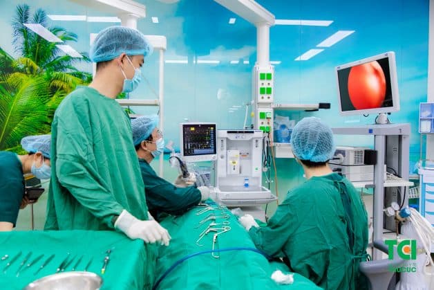 Phẫu thuật chỉnh hình vách ngăn của mũi được thực hiện bằng cách xén sụn và xương vách ngăn niêm mạc để giúp tạo ra một vách ngăn thẳng