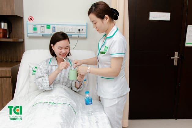 Sau khi phẫu thuật, bệnh nhân sẽ được chuyển vào phòng hậu phẫu để theo dõi tình trạng sức khoẻ