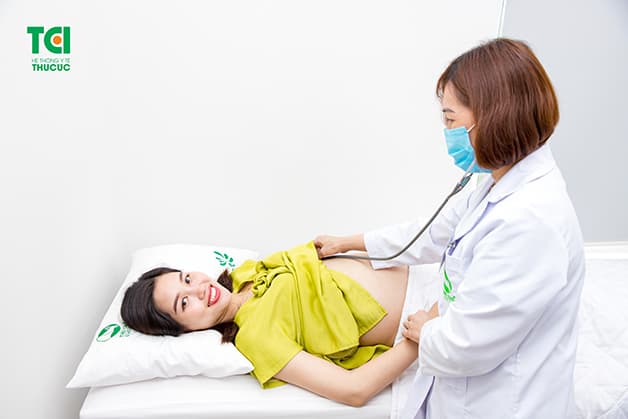 Mẹ bầu khám thai lần đầu