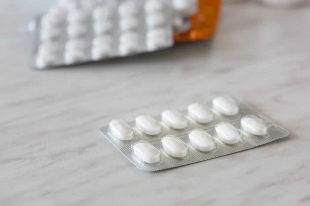 Đa số các chỉ định điều trị là sử dụng thuốc, với công dụng làm giảm triệu chứng, hạn chế cường độ cơn đau.