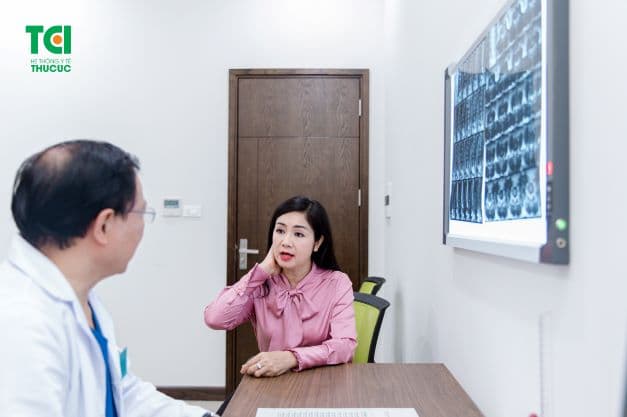 Phụ nữ bị bệnh đau nửa đầu có thể hỏi ý kiến bác sĩ để sử dụng liệu pháp hormone nếu cơn đau nửa đầu xuất hiện thường xuyên và nghiêm trọng.