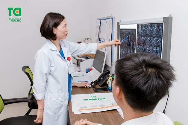 Khi có biểu hiện đau đầu đau tai bạn cần được khám với chuyên gia Nội thần kinh.