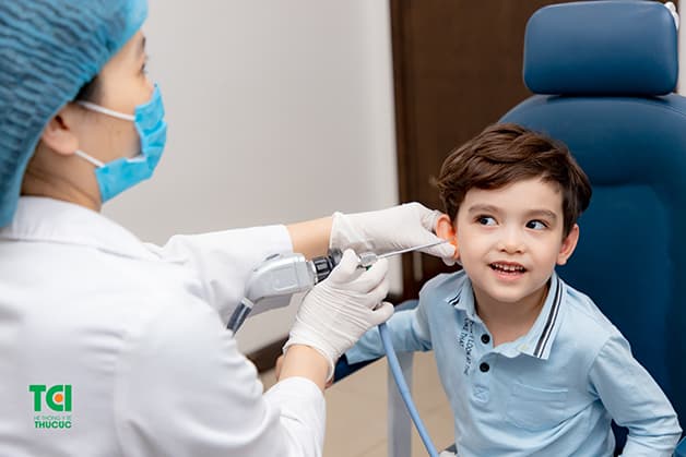 Cách điều trị viêm tai giữa ở trẻ tốt nhất là cho con đi khám bác sĩ