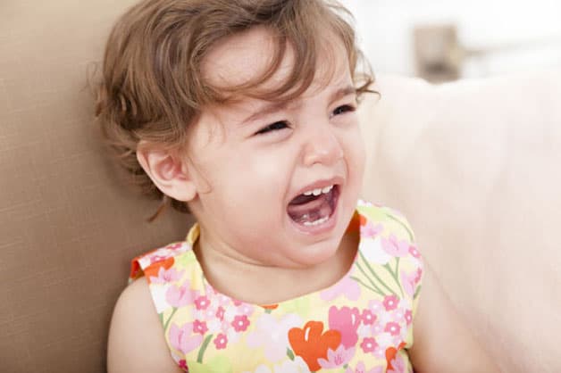 Nhổ răng tại nhà có thể khiến bé bị đau, hoang mang, sợ sệt và ám ảnh, gây ảnh hưởng tâm lý...