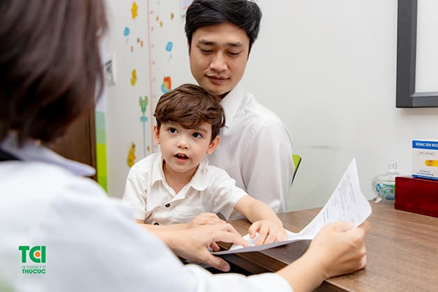 Bố mẹ nên đưa trẻ đi khám khi con bị sốt