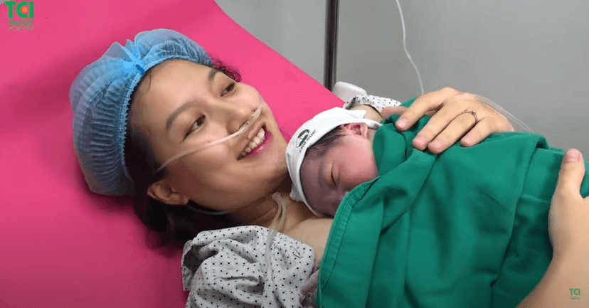 Khoảnh khắc vượt cạn thiêng liêng của mẹ bầu xinh đẹp