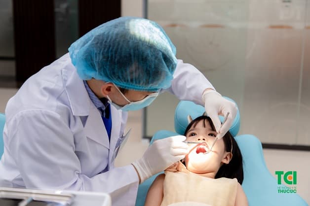 Thông thường, không nên nhổ răng sữa sớm cho trẻ khi răng đang phát triển bình thường và chưa tới độ tuổi thay răng