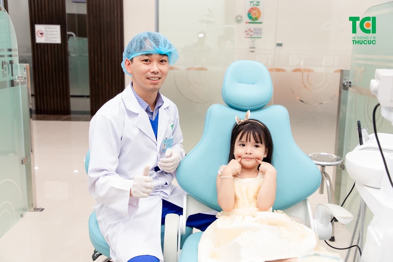 Khi trẻ đến tuổi thay răng, cha mẹ nên đưa trẻ tới nha khoa để nhổ răng sữa