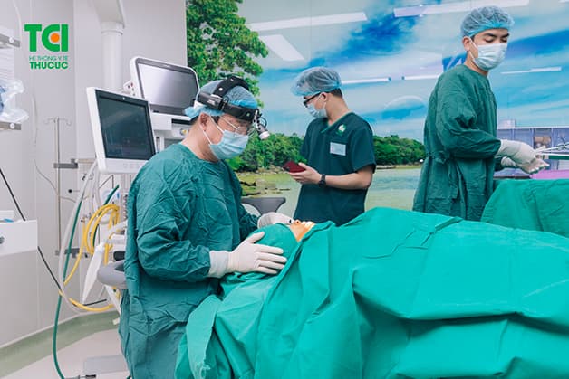 Nếu amidan sưng to và có mủ, bố mẹ nên cho trẻ thực hiện phẫu thuật cắt amidan theo chỉ định của bác sĩ