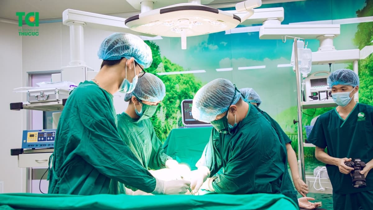 Cắt tử cung xong bị ra máu nguy hiểm như thế nào?